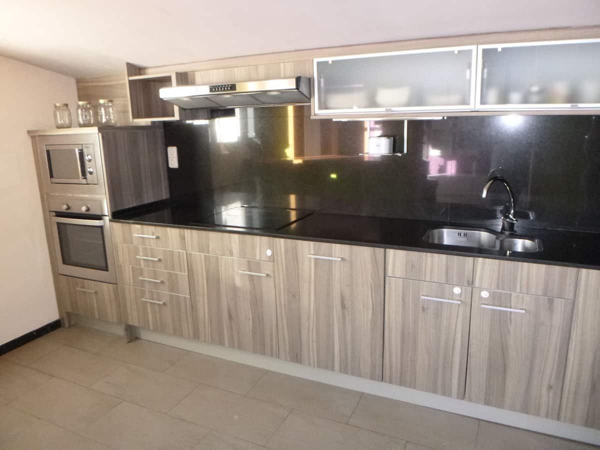 Cuina de l’apartament amb taulell i armaris