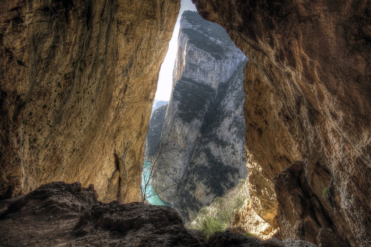 Camí entre les parets de roca del congost de Mont-rebei