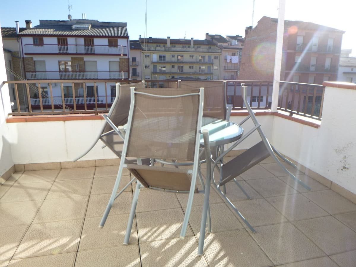 Terrassa amb taula i vistes al jardí